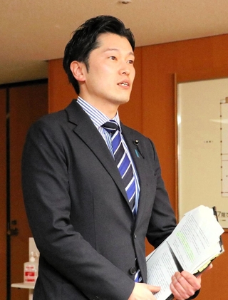 百条委員会の調査報告書案が固まり、取材に応じる奥谷謙一委員長＝３日午後、兵庫県議会