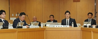 調査報告書について話し合う百条委員会の委員ら＝４日午後、神戸市中央区、兵庫県庁