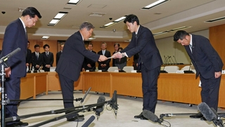 百条委員会の調査報告書が奥谷謙一委員長（右から２人目）から浜田知昭議長（同３人目）に手渡された＝４日午後、神戸市中央区、兵庫県庁