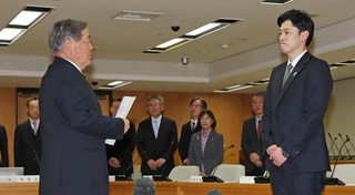 百条委員会の奥谷謙一委員長（手前右）と調査報告書を受け取った浜田知昭議長（同左）＝４日午後、神戸市中央区、兵庫県庁