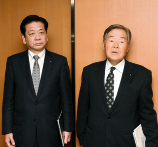 百条委員会の調査報告書を受け取った後、報道陣に心境を語る浜田知昭議長（右）と谷井勲副議長＝４日午後、神戸市中央区、兵庫県庁