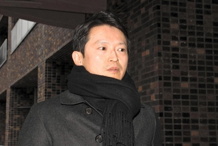 登庁時に取材陣の質問に答える斎藤元彦知事＝５日午前、兵庫県庁