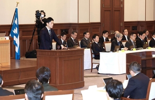 県議会本会議で調査報告書について報告する百条委員会の奥谷謙一委員長（中央）＝５日午前、神戸市中央区、兵庫県公館（撮影・小林良多）