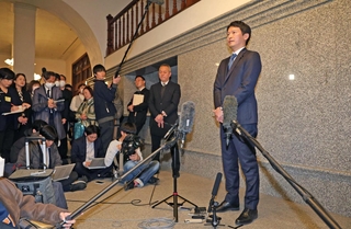 本会議後、報道陣の取材に応じる斎藤元彦知事＝５日午前、神戸市中央区、兵庫県公館（撮影・小林良多）