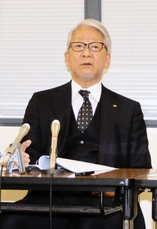 医療事故について説明する神戸市立医療センター中央市民病院の木原康樹病院長ら＝神戸市役所