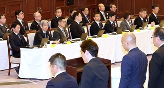 文書問題に関する百条委報告書を採決する兵庫県議会本会議＝５日午前、神戸市中央区、県公館（撮影・小林良多）