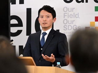 公表された百条委員会の調査報告書などについて報道陣からの質問に答える斎藤元彦知事＝５日午後、兵庫県庁（撮影・風斗雅博）