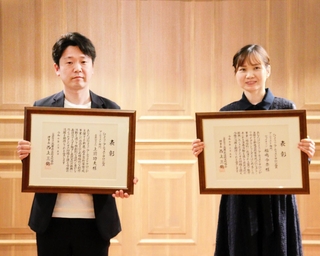 ２０２４年度のひょうごアーティストサロン賞に選ばれた（左から）上前功夫さん、福嶋令奈さん＝神戸市灘区原田通３