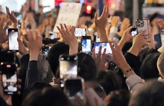 選挙戦ではスマホで撮影する有権者の姿が多く見られた＝２０２４年１１月、神戸市中央区
