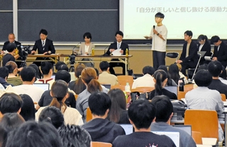 多くの大学生が集まった知事選の討論会＝２０２４年１０月、西宮市内