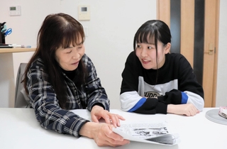 神戸に避難していた頃を振り返る森田めぐみさん（右）と母緑さん＝宮城県石巻市