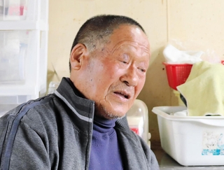 旧防災対策庁舎への思いを語る千葉正志さん＝宮城県南三陸町歌津