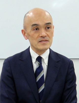 改革の経過を説明する宝塚歌劇団の村上浩爾理事長＝11日午後、宝塚市栄町１