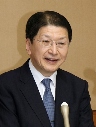 会見で抱負を述べる神戸家裁の中垣内健治所長＝神戸市兵庫区荒田町３