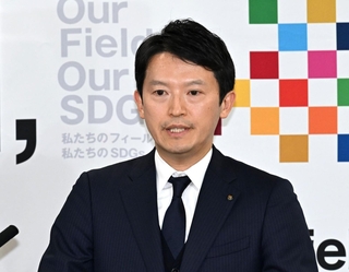 定例会見で記者の質問に答える斎藤元彦知事＝１１日午後、神戸市中央区、兵庫県庁（撮影・斎藤雅志）