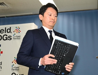 定例会見を終えて退室する斎藤元彦知事＝１１日午後、神戸市中央区、兵庫県庁（撮影・斎藤雅志）
