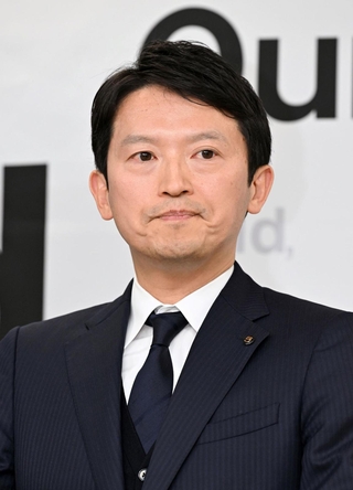 定例会見で記者の質問を聞く斎藤元彦知事＝１１日午後、神戸市中央区、兵庫県庁（撮影・斎藤雅志）