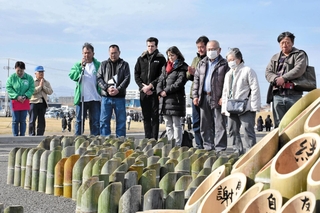 追悼式典で手を合わす兵庫県の市民団体のメンバーと閖上地区の住民ら＝１１日午後２時４６分、宮城県名取市閖上５