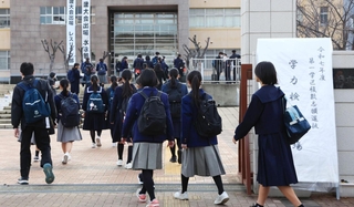 続々と試験会場へと入っていく受験生たち＝１２日午前、神戸市東灘区向洋町中４、六甲アイランド高校