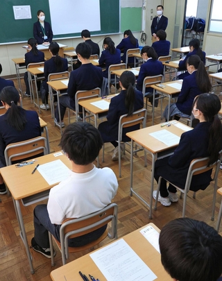 試験開始を待つ受験生ら＝１２日午前、神戸市東灘区向洋町中４、六甲アイランド高校
