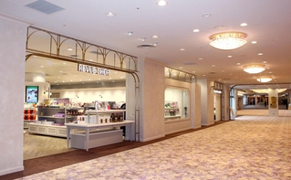 刷新された「ショップ＆レストラン」ゾーン＝宝塚市栄町１、宝塚大劇場