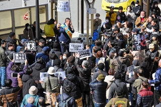 千葉県知事選の演説をする立花孝志氏の周囲を取り囲む聴衆＝３月９日午後、神戸市須磨区中落合２