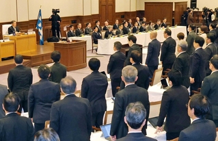 百条委員会の報告書を賛成多数で了承した兵庫県議会本会議＝５日、神戸市中央区、兵庫県公館