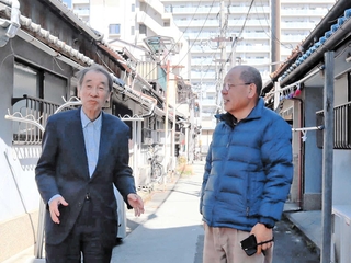 「長田暮らしの再生フォーラム」を立ち上げた曺弘利さん（右）と出口俊一さん。長屋の独居高齢者らを支援する＝神戸市長田区久保町７