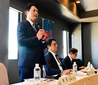 協議会の会長としてあいさつする斎藤元彦兵庫県知事ら＝ホテルアナガ