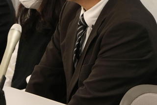 稲美町放火殺人事件で、控訴審判決を受けて会見する兄弟の両親＝大阪市北区西天満２、大阪高裁