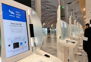 入国、税関の各手続きで必要だった旅券や顔写真の情報提供を一度にできる端末「共同キオスク」。第１ターミナル内に１０９台設置し、手続きの時間短縮を図る＝関西空港