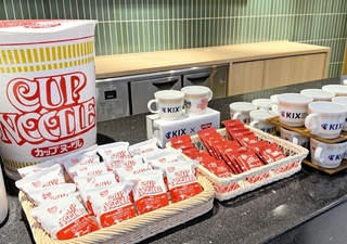 関西エアポートと日清食品がコラボしたカップヌードル。第１ターミナル出国エリアのビジネスクラス向けラウンジで提供する＝関西空港