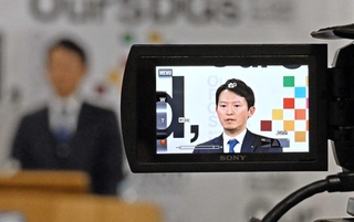 定例会見で、カメラのモニターに映る斎藤元彦知事＝５日、神戸市中央区、兵庫県庁