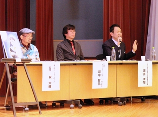 ヤングケアラーを取り上げた映画を製作した祝大輔監督と支援に携わる相談員らが登壇したトークセッション＝神戸市中央区下山手通５、兵庫県看護協会ハーモニーホール