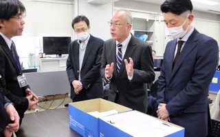 臨床研修受け入れ病院で２人以上の配置を求める署名を県医務課に提出する大沢芳清会長（右から２人目）ら兵庫県民主医療機関連合会のメンバー＝神戸市中央区下山手通５