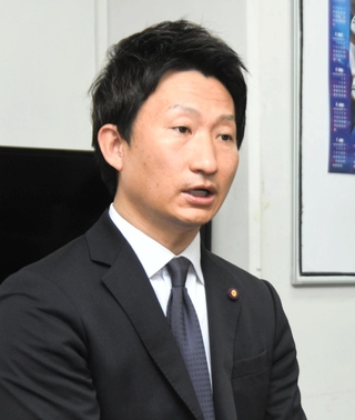 辞職の意向を表明した尼崎市議の光本圭佑氏。報道陣の取材に、６月の同市議選には立候補しないとも語った＝19日午後３時34分、同市東七松町１