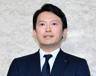 第三者調査委員会の報告書の受け止めを答える斎藤元彦知事＝１９日午後、神戸市中央区、兵庫県庁（撮影・風斗雅博）