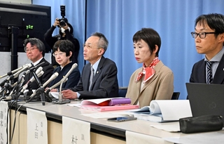 報告書について説明する第三者調査委員会委員長の藤本久俊弁護士（右から３人目）ら＝１９日午後、兵庫県庁（撮影・風斗雅博）