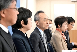 報告書について説明する第三者調査委員会委員長の藤本久俊弁護士（左から３人目）ら＝１９日午後、兵庫県庁（撮影・風斗雅博）