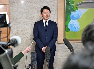 第三者調査委員会の報告書の受け止めを答える斎藤元彦知事＝１９日午後、神戸市中央区、兵庫県庁（撮影・風斗雅博）