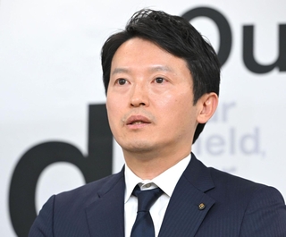 兵庫県人事課が元局長の公用ＰＣの非開示を決めたことなどを巡り、定例会見でコメントする斎藤元彦知事＝１９日午後、神戸市中央区、兵庫県庁（撮影・大田将之）