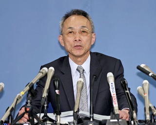 報告書を提出した後、会見に応じる第三者調査委員会委員長の藤原久俊弁護士＝１９日午後、神戸市中央区、兵庫県庁