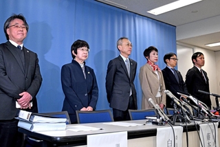 報告書の内容について会見に臨む第三者調査委員会委員長の藤本久俊弁護士（左から３人目）ら＝１９日午後、神戸市中央区、兵庫県庁