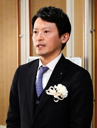 報道陣の質問に答える斎藤元彦知事＝淡路夢舞台国際会議場