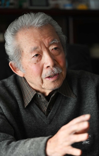 「ともに長生きした両親は、被爆体験の伝承を私に託したと思う」と語る柳生研太郎さん＝芦屋市内（撮影・斎藤雅志）