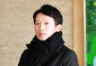 登庁後に報道陣の取材に対応する斎藤元彦知事＝２１日午前、兵庫県庁