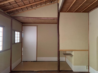 旧岩本家住宅茶室の点前座。表千家を代表する茶室「久田家半床庵」の写しと伝わる＝西宮市郷免町（兵庫県教育委員会提供）