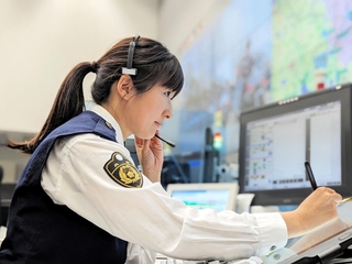 警察庁の広報用写真コンクールで長官賞を受けた「事件ですか、事故ですか」。兵庫県警通信指令課の中田安果莉巡査長が撮影した（県警提供）