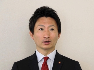 議会終了後、報道陣の取材に答える光本圭佑氏＝尼崎市役所