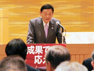 会合であいさつする自民党兵庫県連会長の末松信介参院議員＝神戸市内